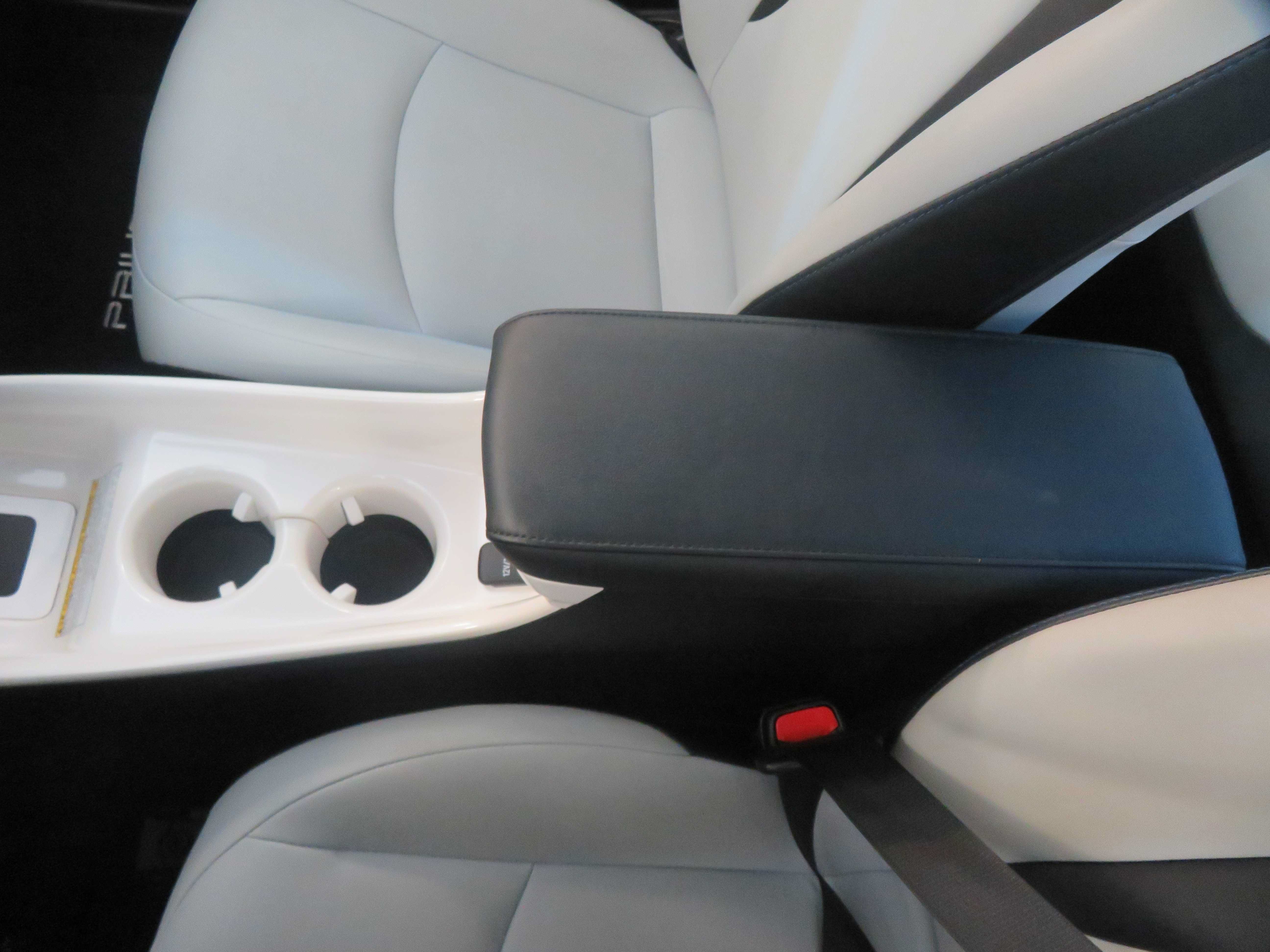 Used 2017 Toyota Prius Four Touring w/ Appearance Package FWD image 44