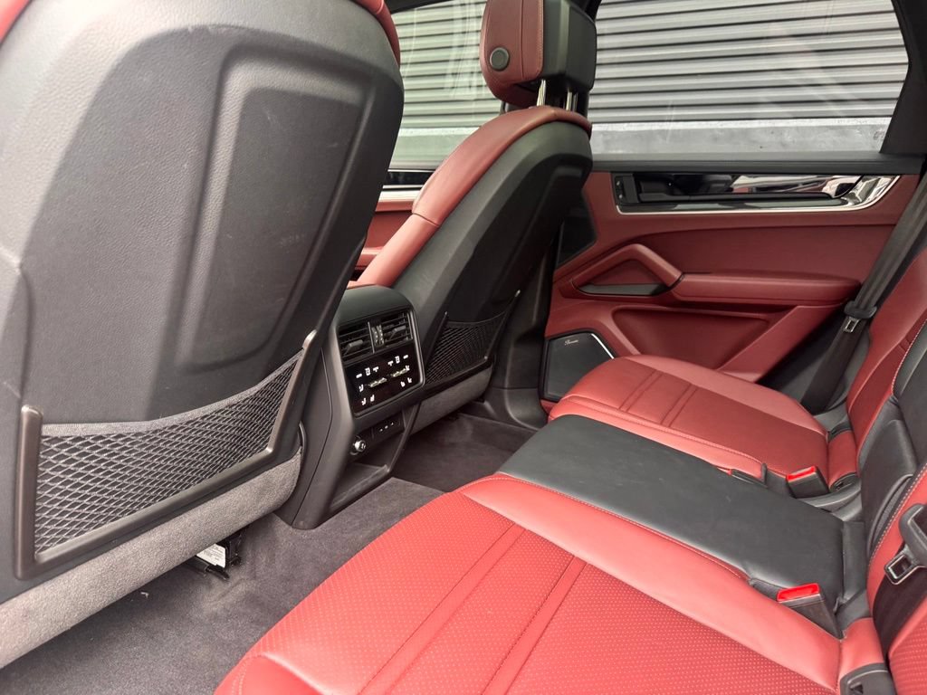 Certified 2025 Porsche Cayenne Turbo AWD/4WD image 21