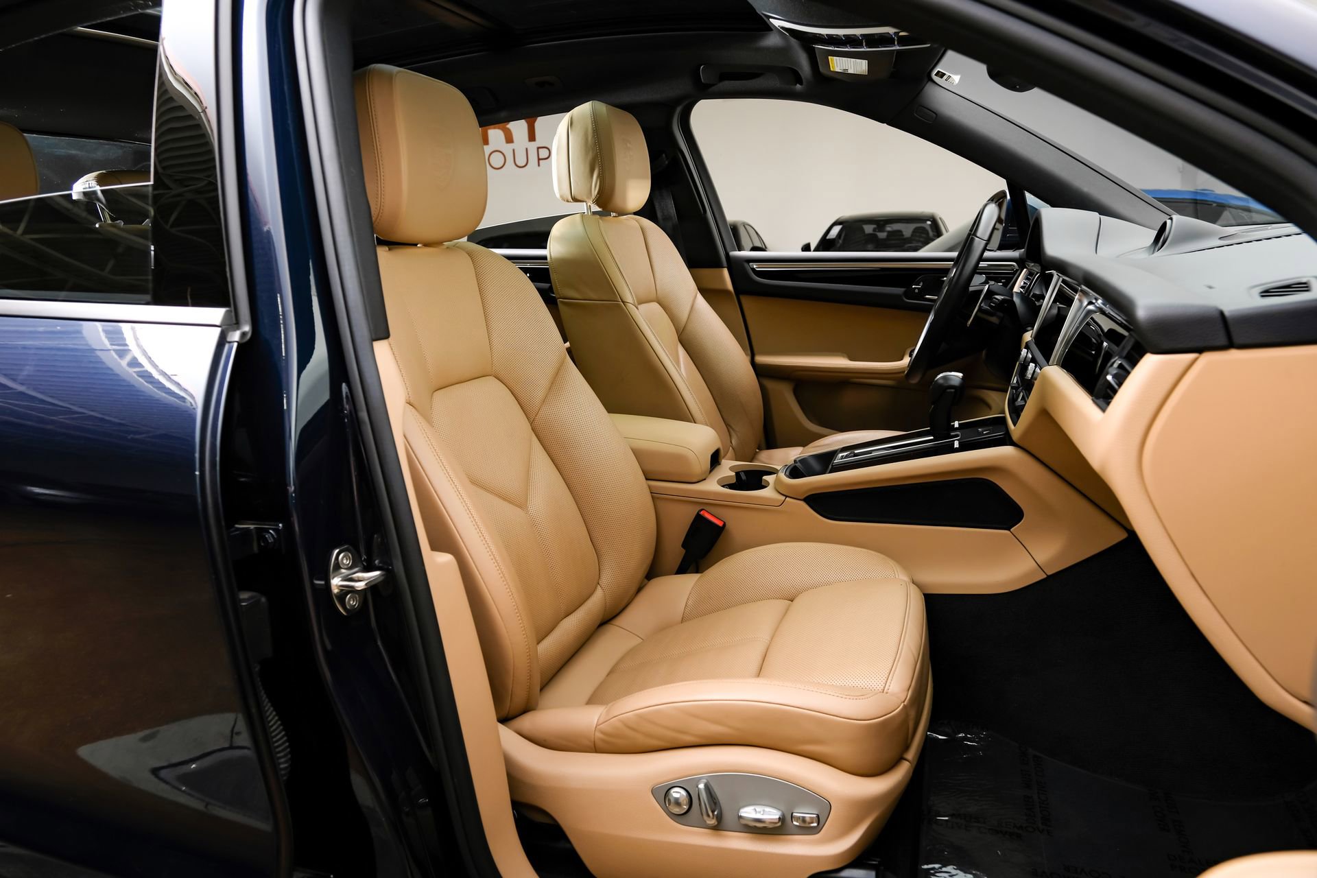 Used 2023 Porsche Macan AWD/4WD image 46