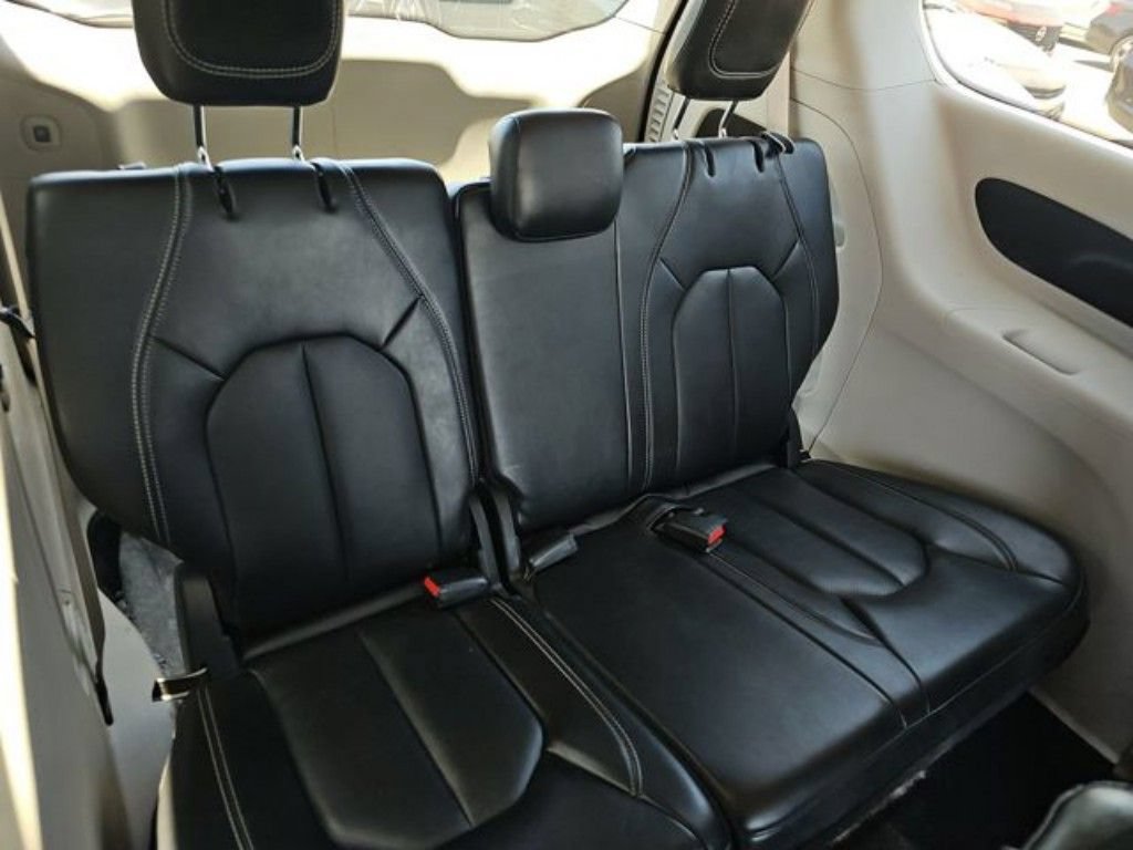 Used 2024 Chrysler Pacifica Touring-L FWD image 9