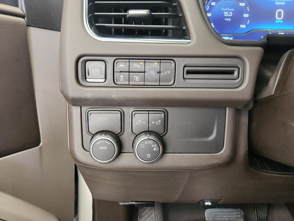Used 2022 Chevrolet Suburban LT w/ Luxury Package RWD image 21