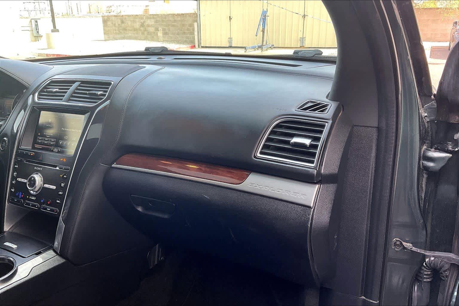 Used 2016 Ford Explorer Platinum image 18