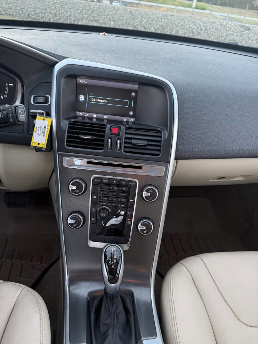 Used 2015 Volvo XC60 T6 image 19