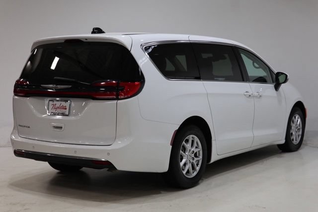Used 2023 Chrysler Pacifica Touring-L FWD image 8