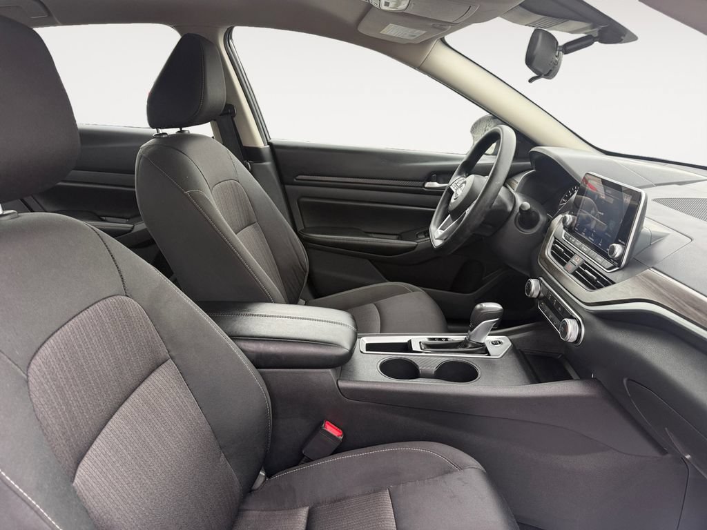 Used 2025 Nissan Altima 2.5 SV FWD image 15