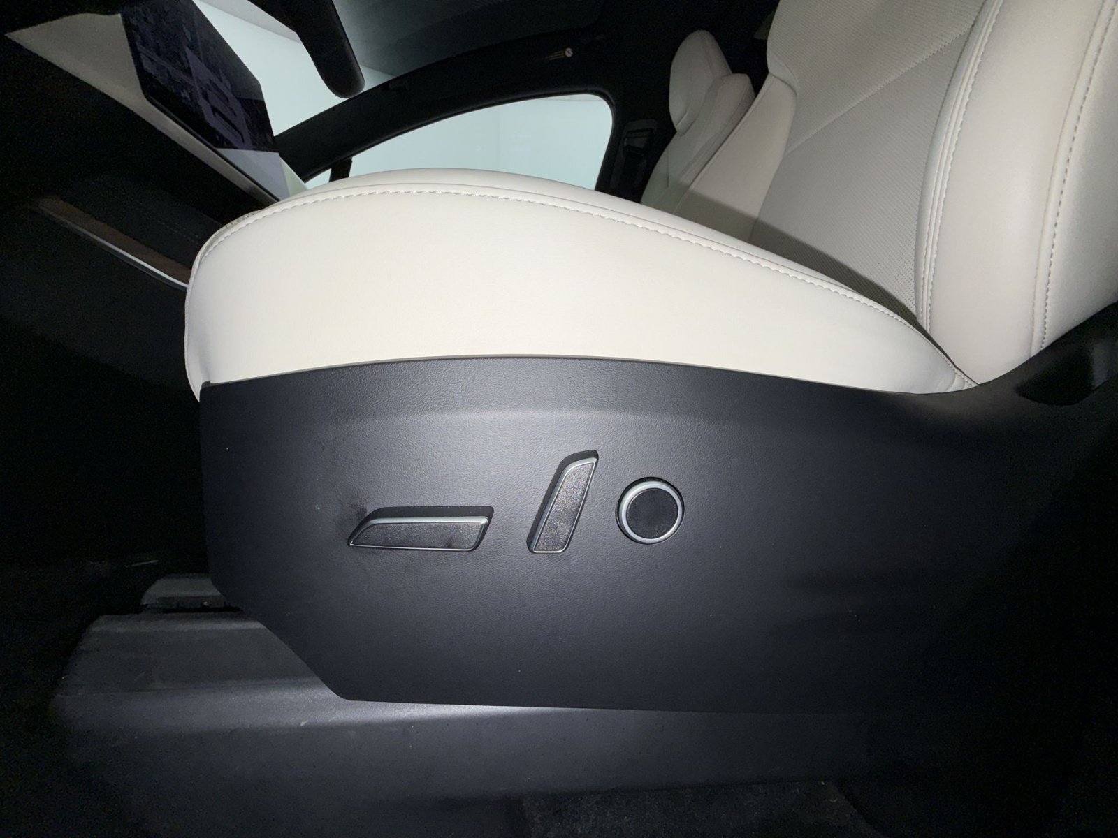 Used 2025 Tesla Model X AWD/4WD image 14