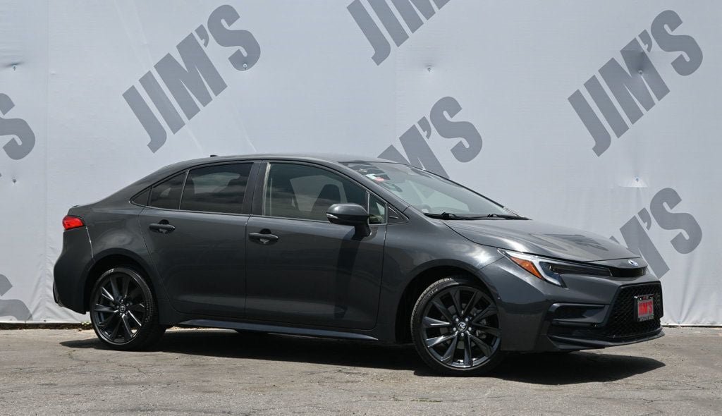 Used 2024 Toyota Corolla SE FWD image 3