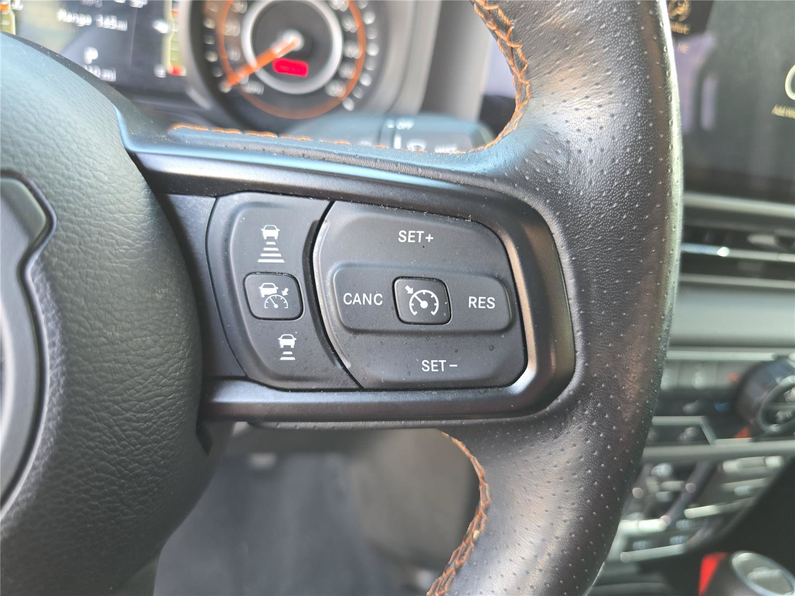 Used 2024 Jeep Gladiator Mojave w/ Technology Group AWD/4WD image 30