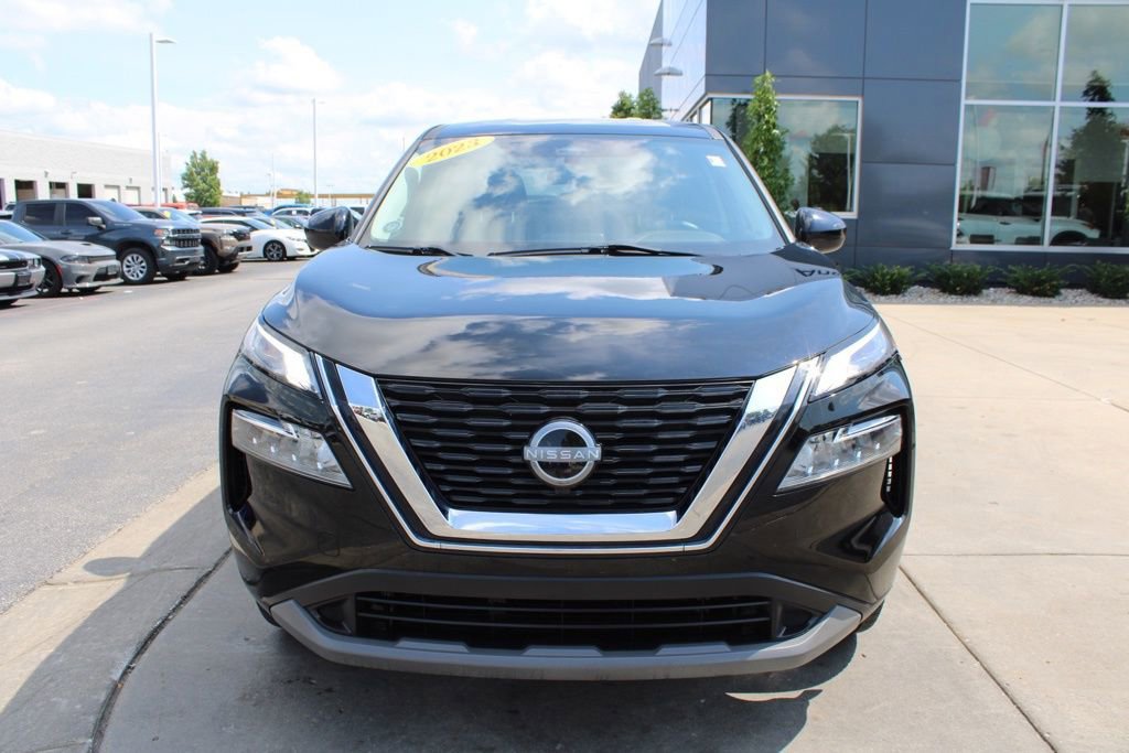 Used 2023 Nissan Rogue SV image 2