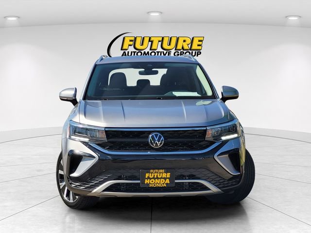 Used 2024 Volkswagen Taos SE FWD image 2