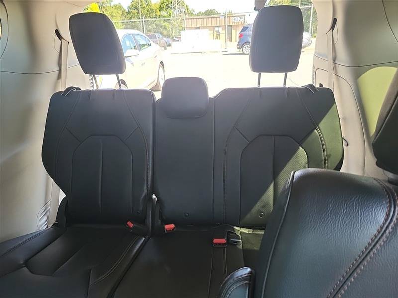 Used 2019 Chrysler Pacifica Touring-L FWD image 7