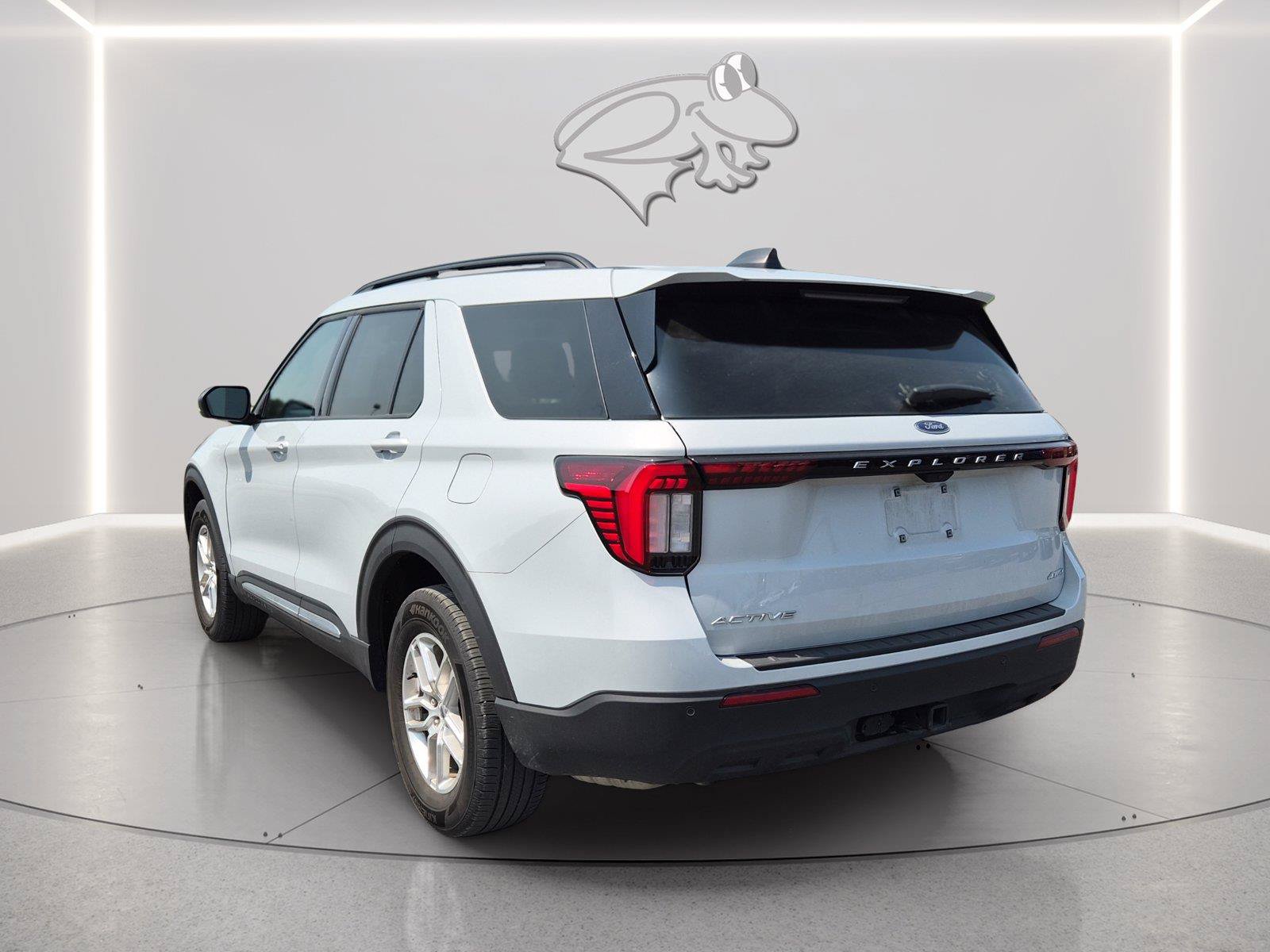 Used 2025 Ford Explorer Active AWD/4WD image 7