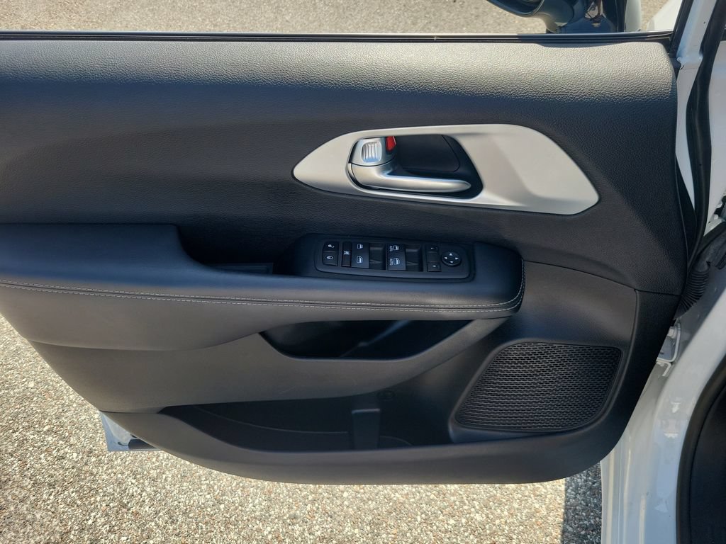 Used 2024 Chrysler Pacifica Touring FWD image 11