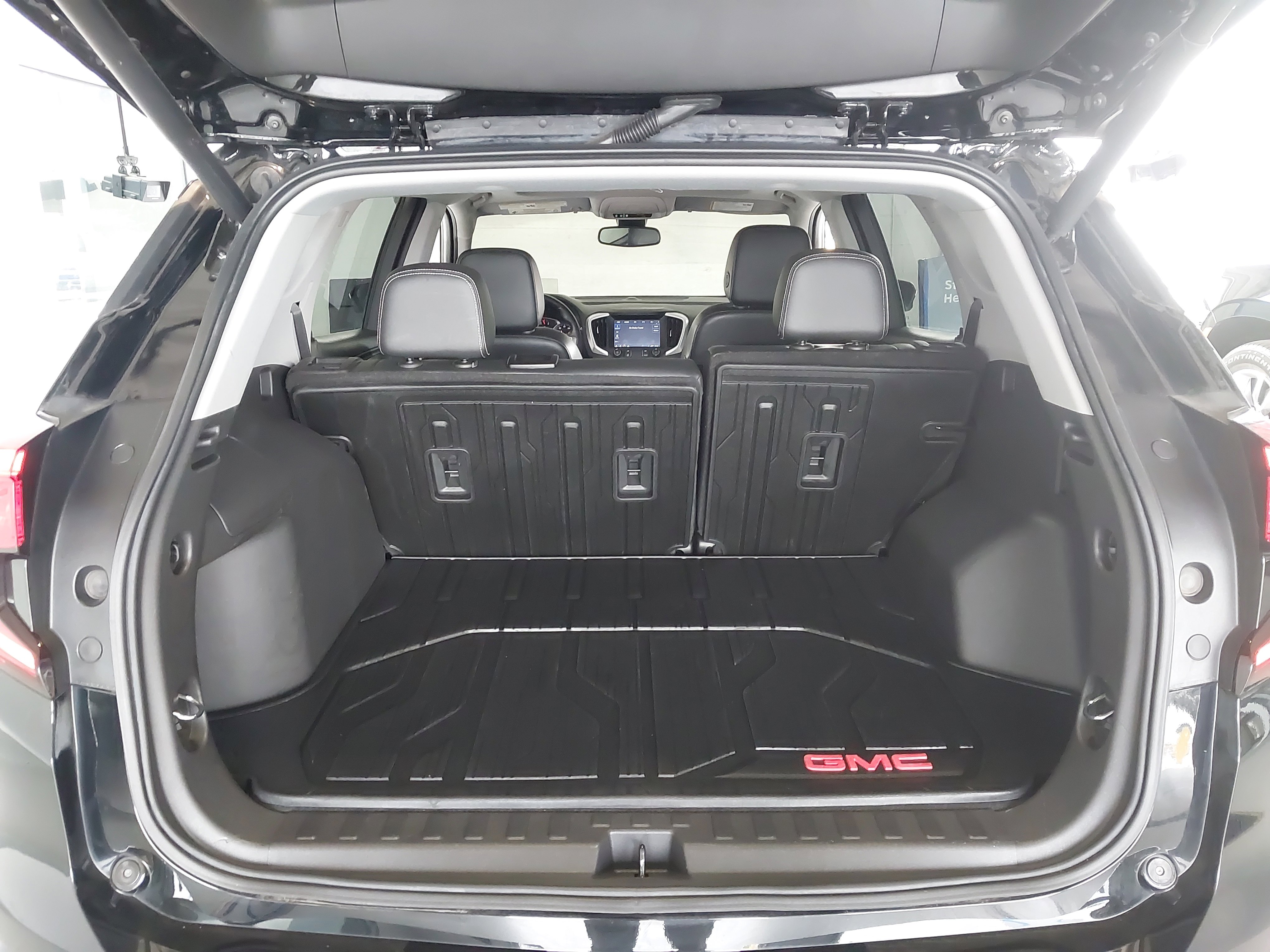 Used 2022 GMC Terrain SLT w/ Tech Package image 27