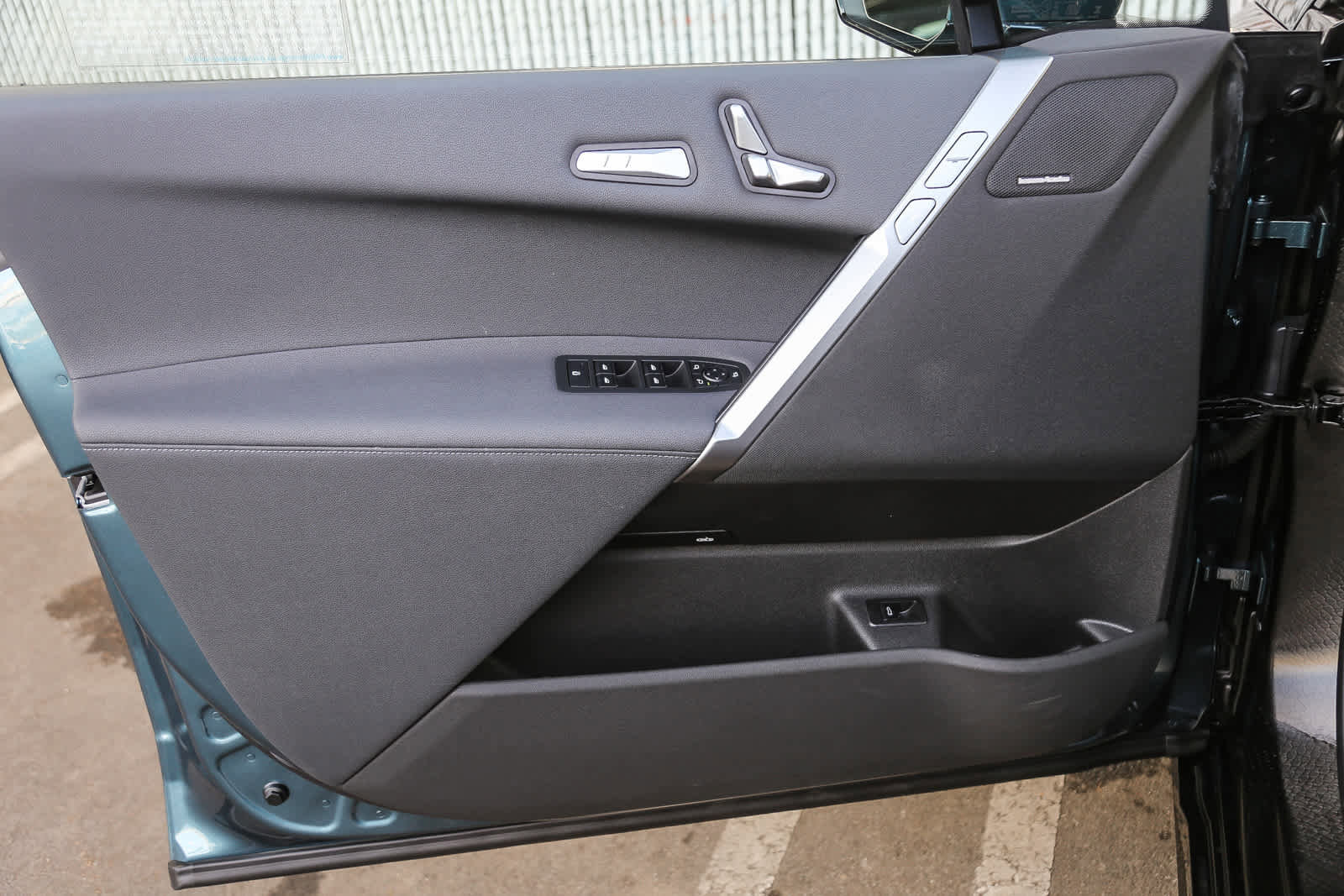 Used 2025 BMW iX xDrive50 w/ Premium Package image 16