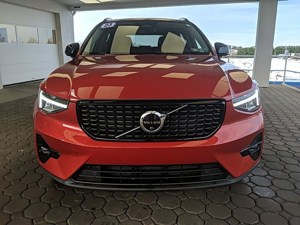Used 2023 Volvo XC40 B5 Plus w/ Driver Assist Package image 2