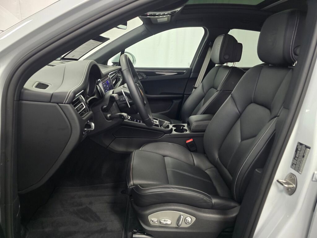 Certified 2025 Porsche Macan Turbo image 14