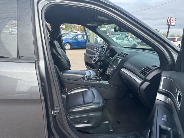Used 2019 Ford Explorer XLT w/ Equipment Group 202A AWD/4WD image 14
