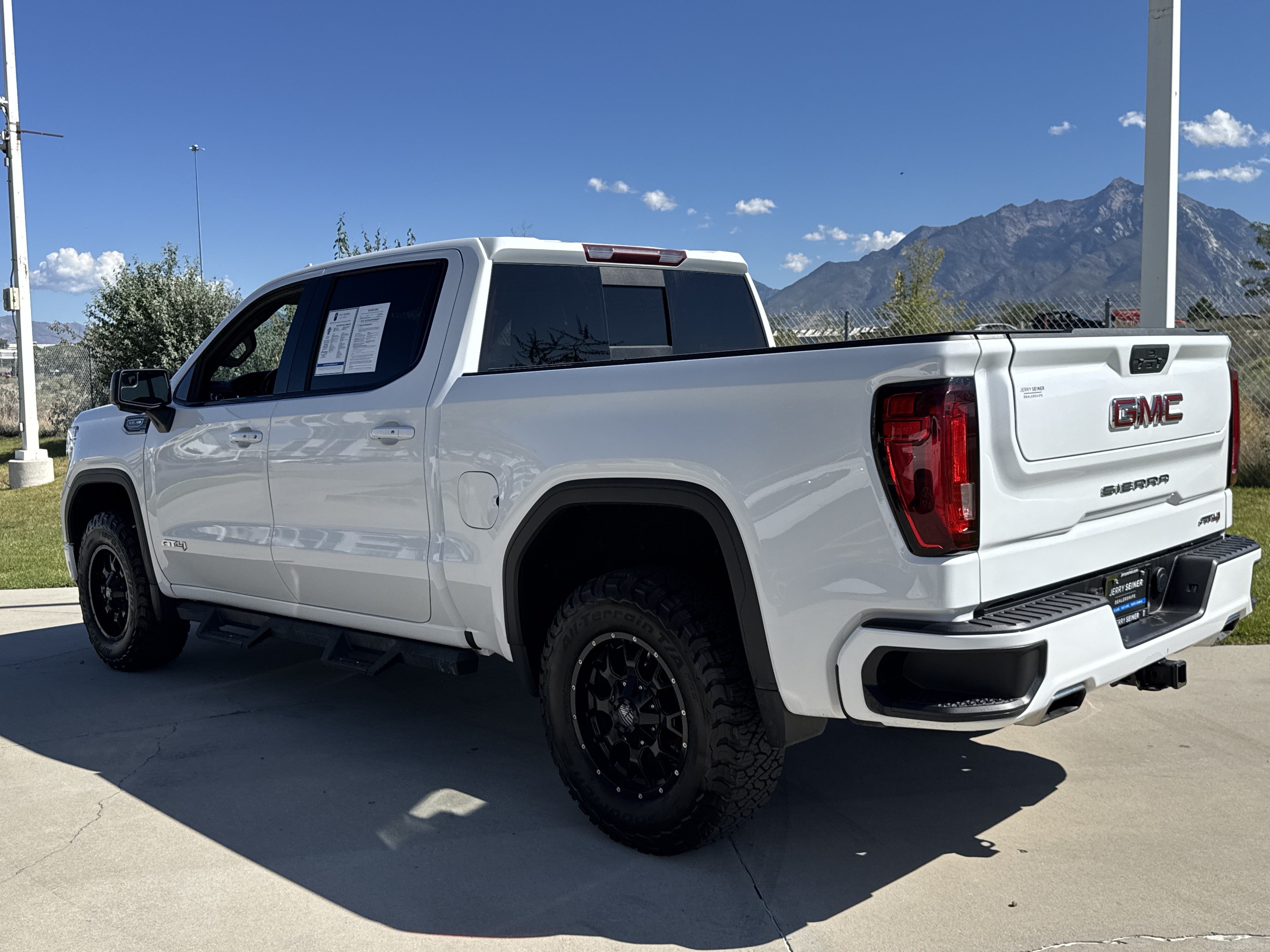 Used 2021 GMC Sierra 1500 AT4 w/ AT4 Preferred Package AWD/4WD image 3