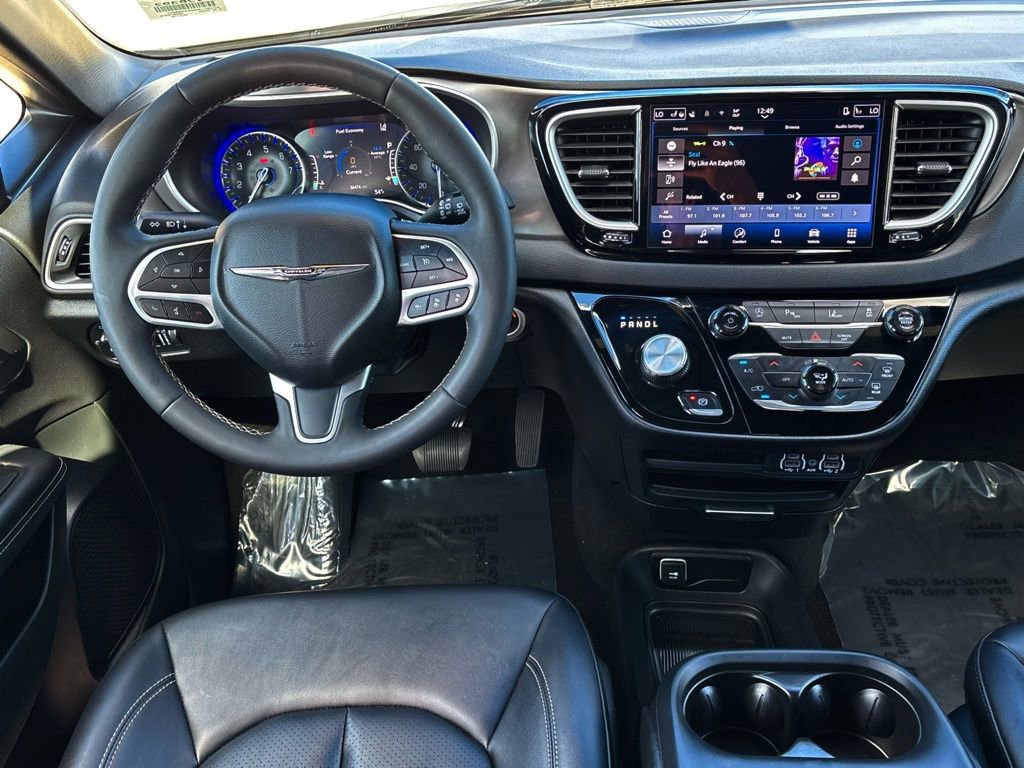 Used 2025 Chrysler Pacifica Select image 23