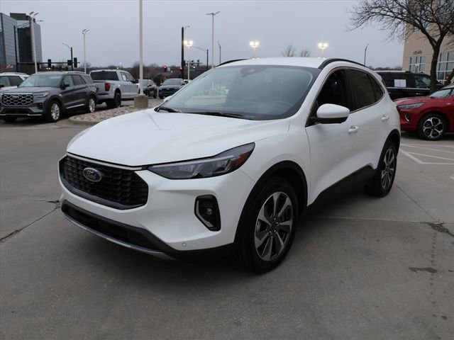 Used 2023 Ford Escape Platinum image 2