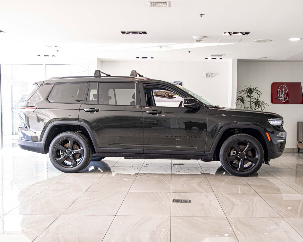Used 2023 Jeep Grand Cherokee L Limited w/ Black Appearance Package image 11