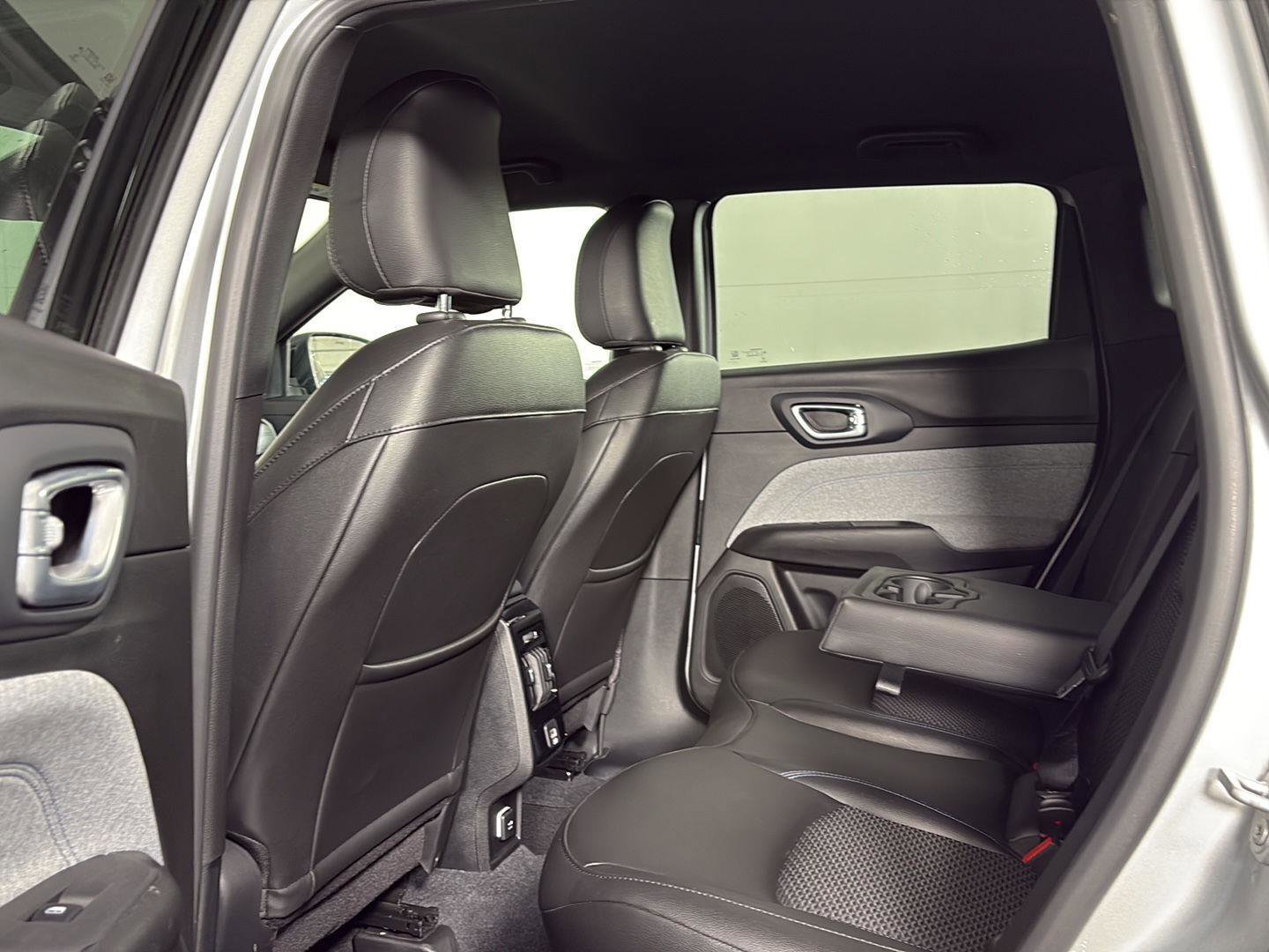 Used 2025 Jeep Compass Latitude image 21