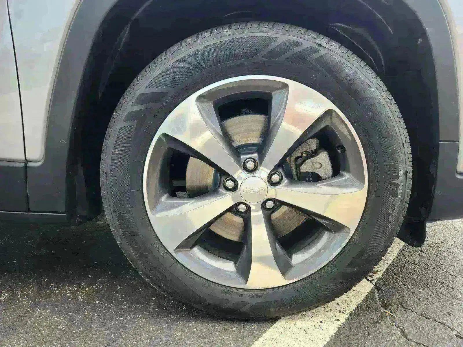 Used 2019 Jeep Cherokee Limited image 17