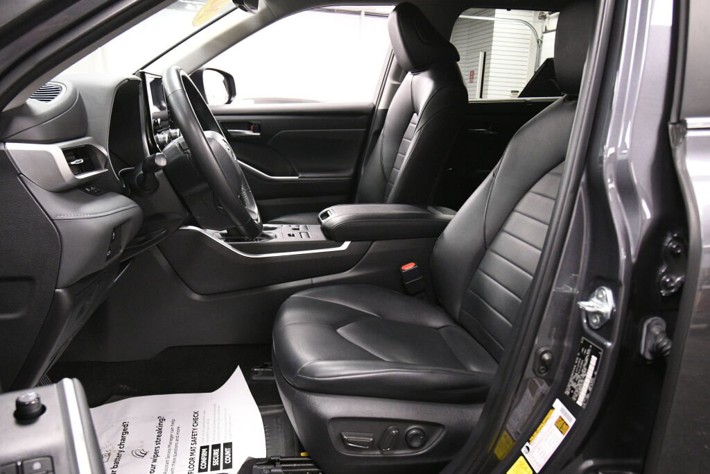 Certified 2023 Toyota Highlander XLE image 9