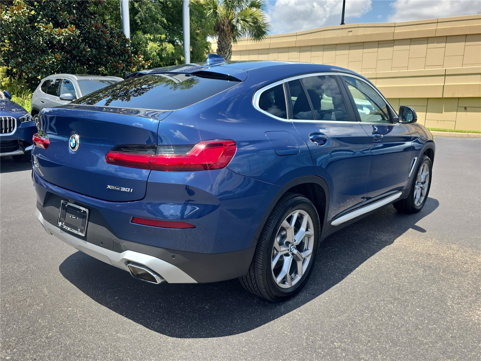 Used 2025 BMW X4 xDrive30i AWD/4WD image 3