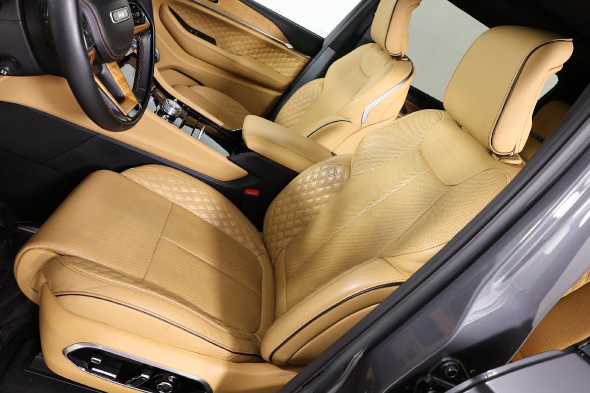 Used 2025 Jeep Grand Cherokee L Summit AWD/4WD image 10