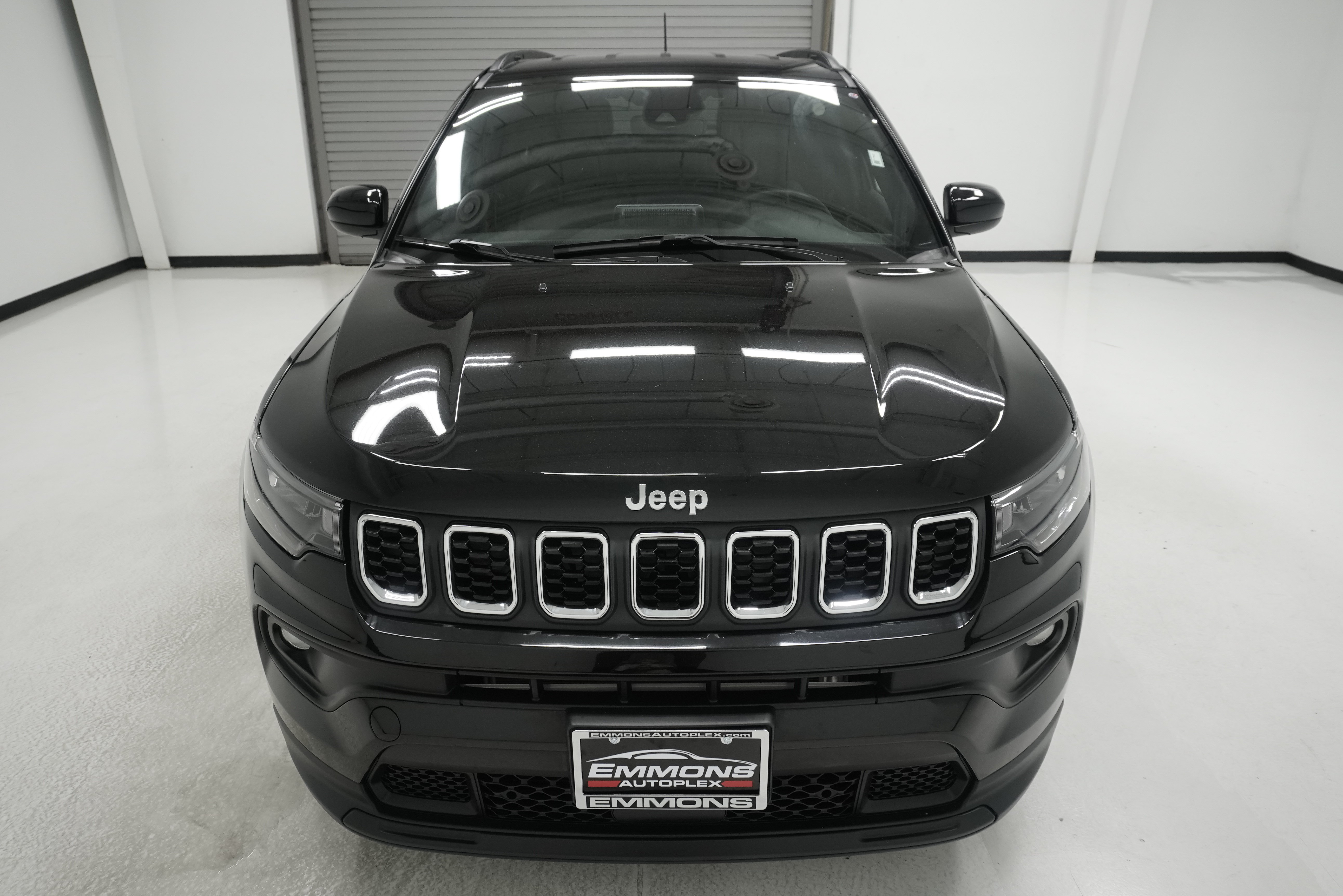 Used 2025 Jeep Compass Latitude AWD/4WD image 2
