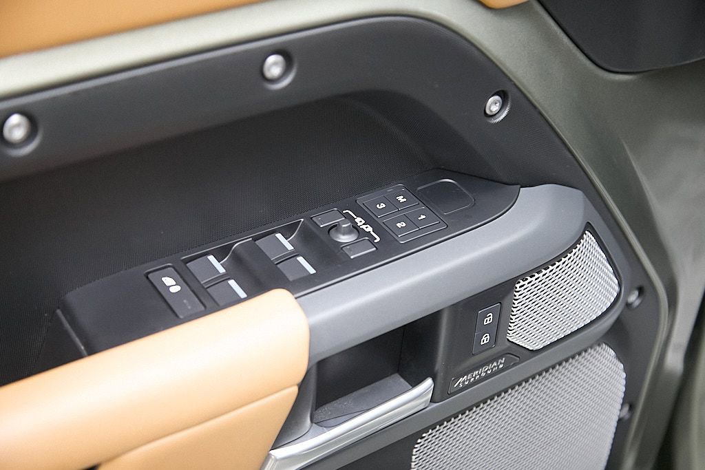 Used 2024 Land Rover Defender 130 X-Dynamic SE image 19