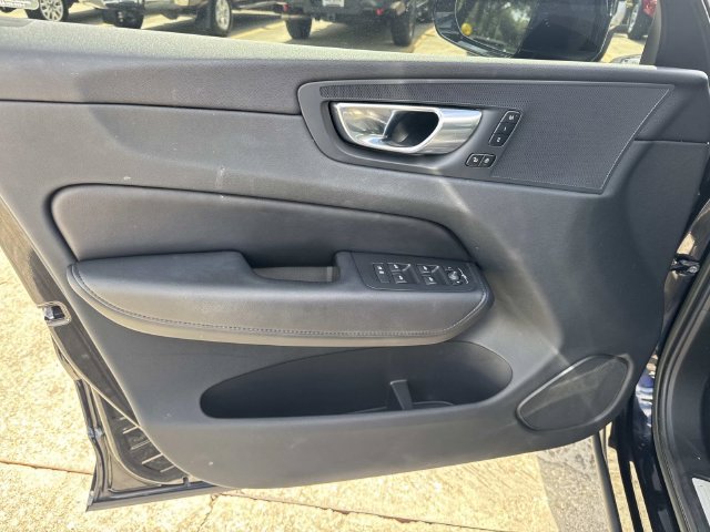 Used 2023 Volvo XC60 B5 Plus FWD image 24