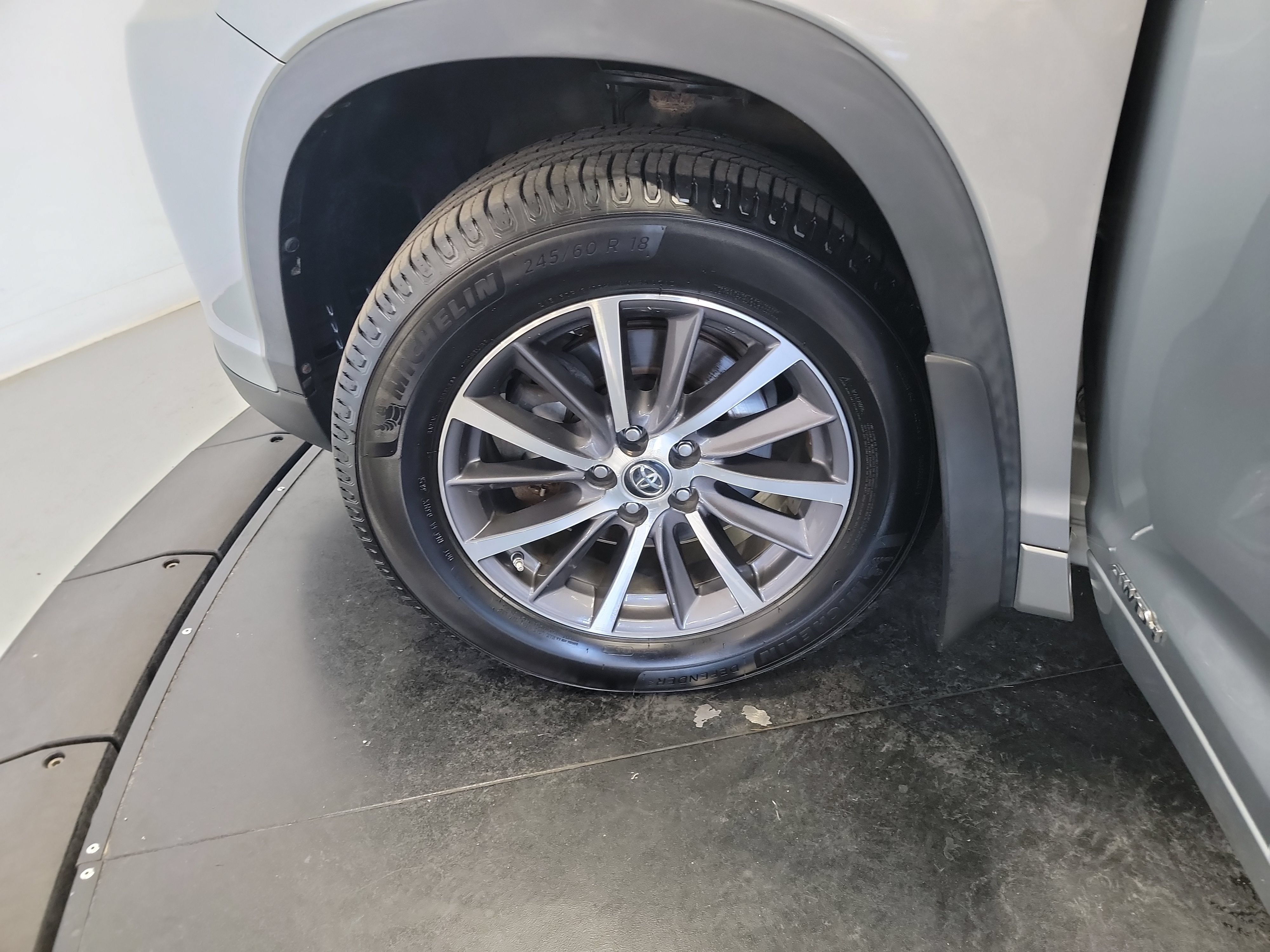 Used 2017 Toyota Highlander XLE w/ Carpet Mat Package AWD/4WD image 30