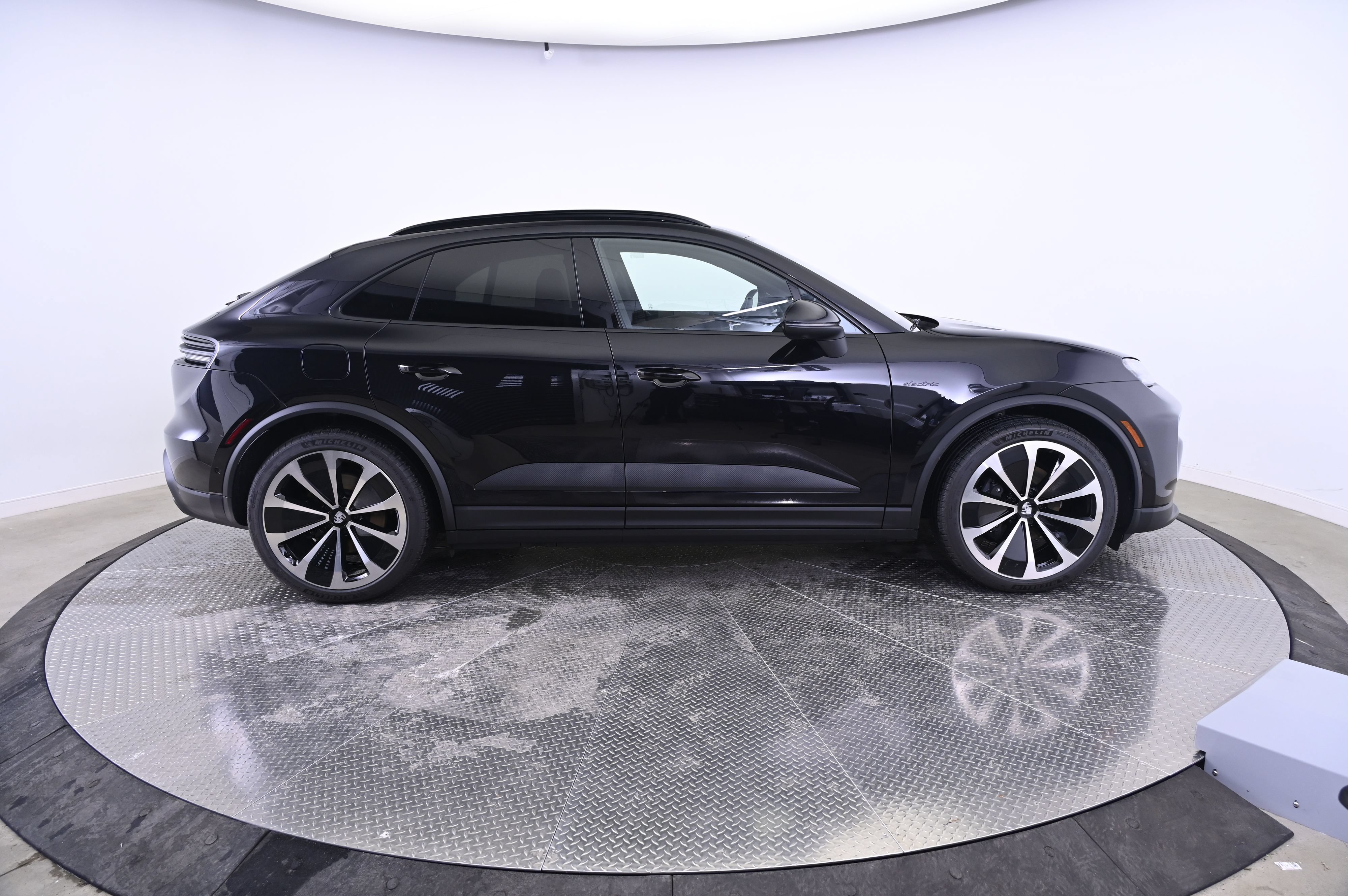Certified 2025 Porsche Macan 4 Electric AWD/4WD image 8