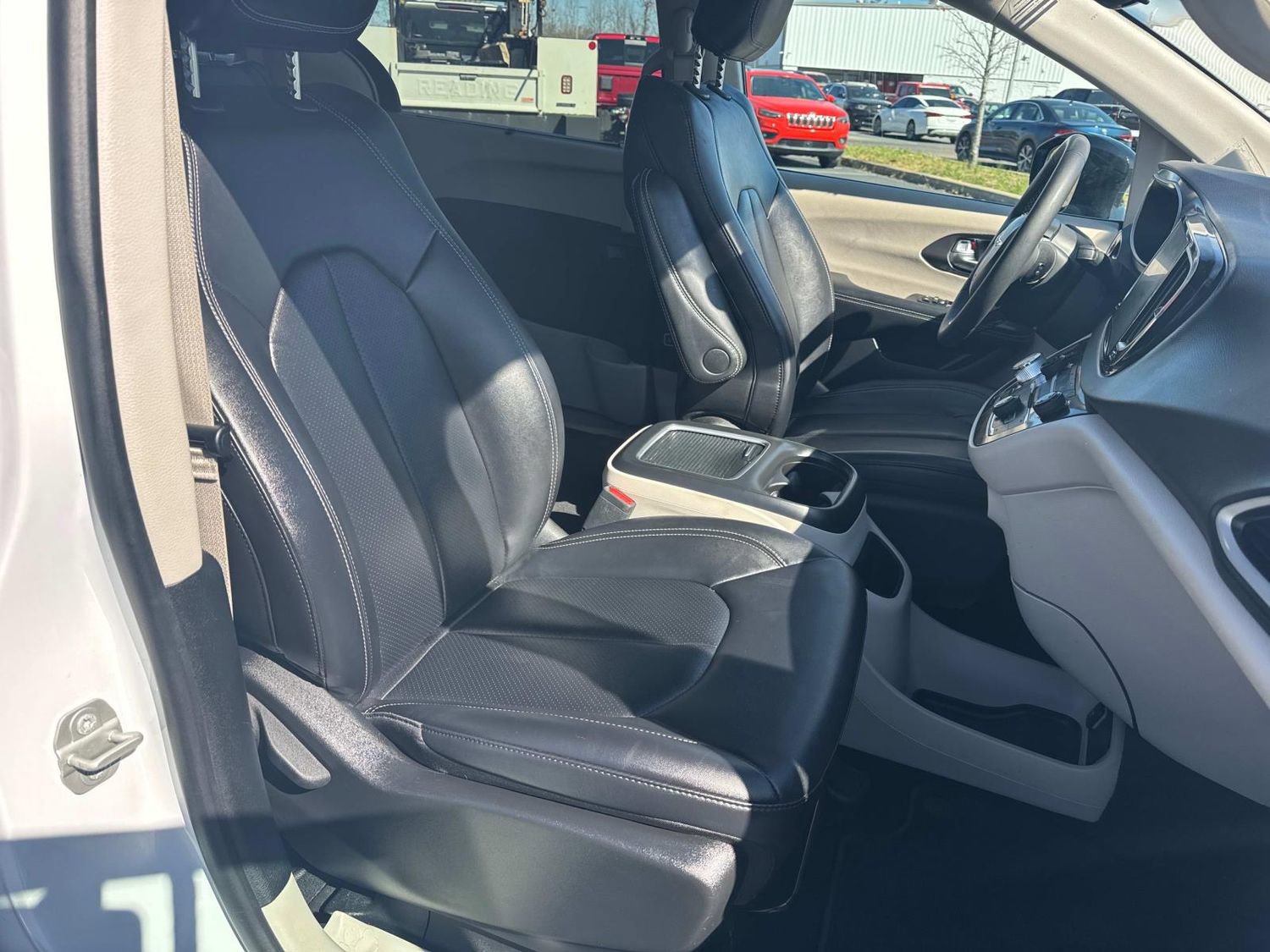 Used 2024 Chrysler Pacifica Touring-L image 27