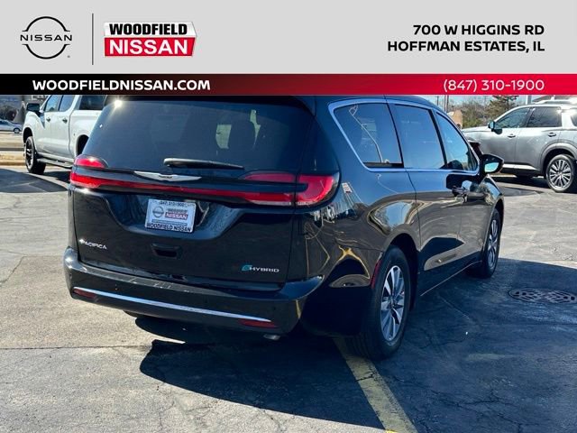 Used 2025 Chrysler Pacifica Select image 3