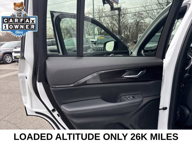 Used 2023 Jeep Grand Cherokee Altitude image 31