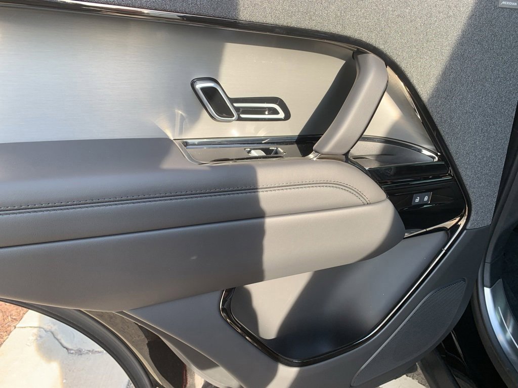 Used 2025 Land Rover Range Rover Sport SE image 9