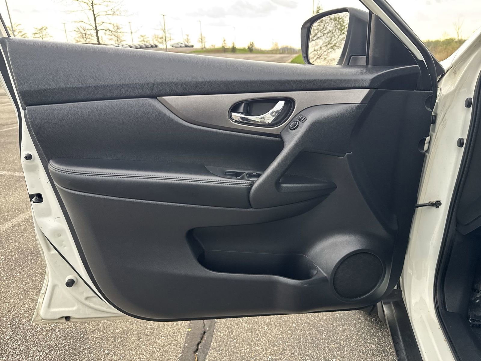 Used 2016 Nissan Rogue SV image 24