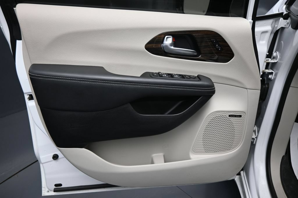 Used 2024 Chrysler Pacifica Limited w/ Uconnect Theater Family Group FWD image 10