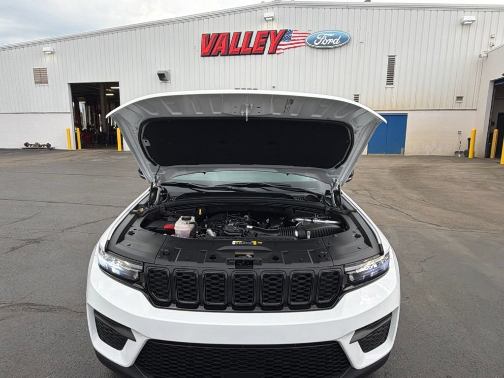 Used 2024 Jeep Grand Cherokee Altitude AWD/4WD image 41