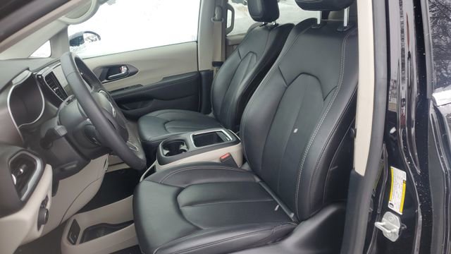 Certified 2024 Chrysler Pacifica Touring-L image 21