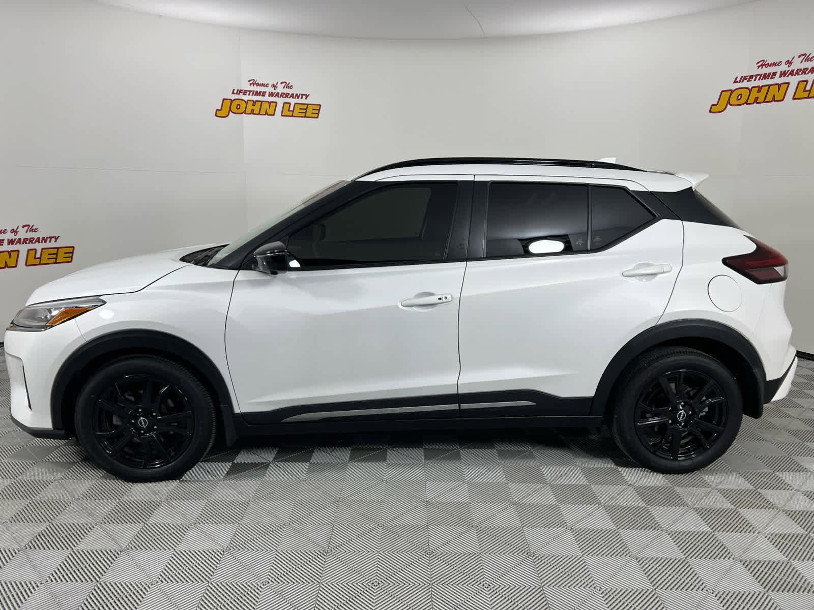 Used 2024 Nissan Kicks SR image 2