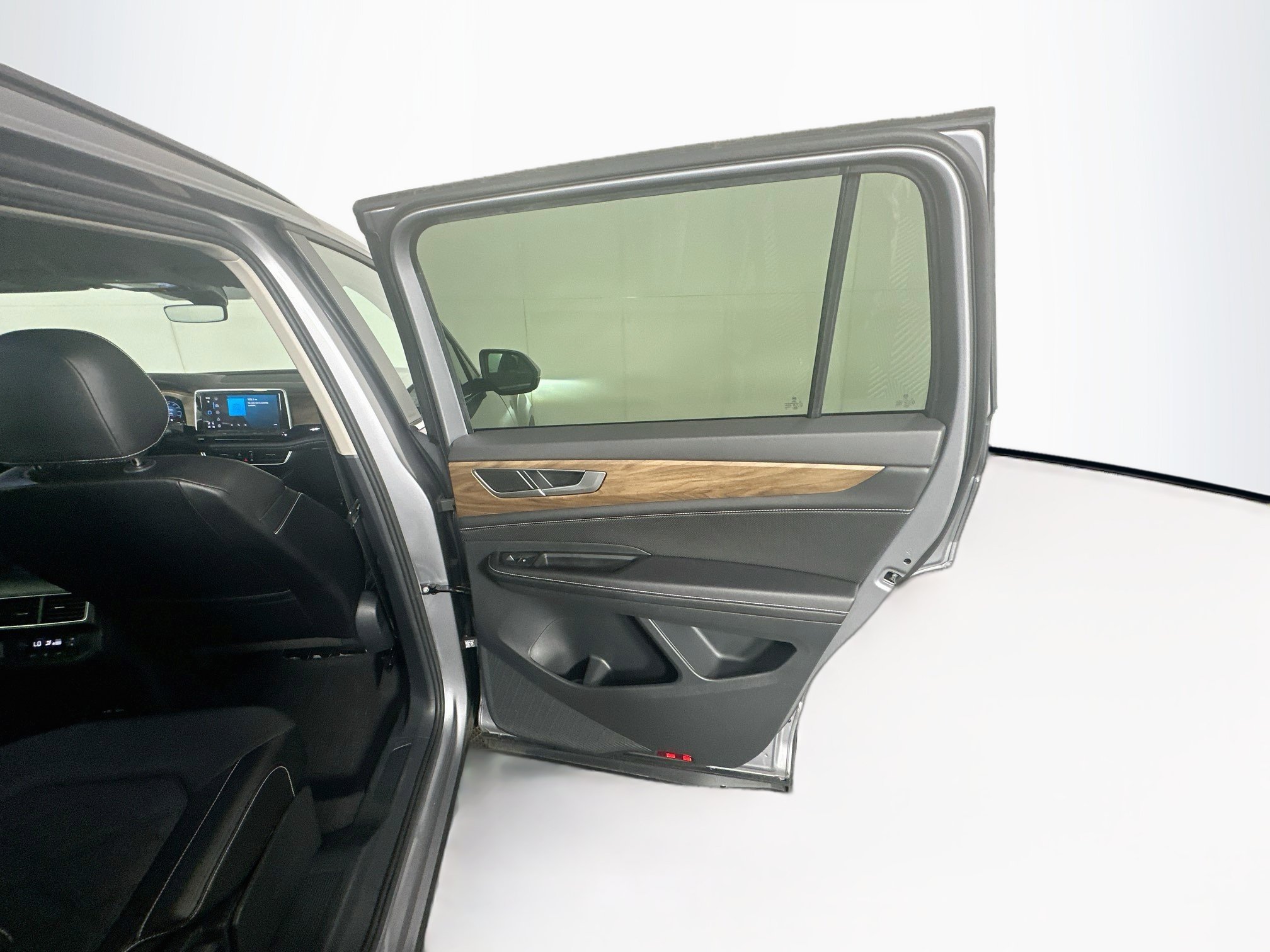 Used 2024 Volkswagen Atlas SE FWD image 30