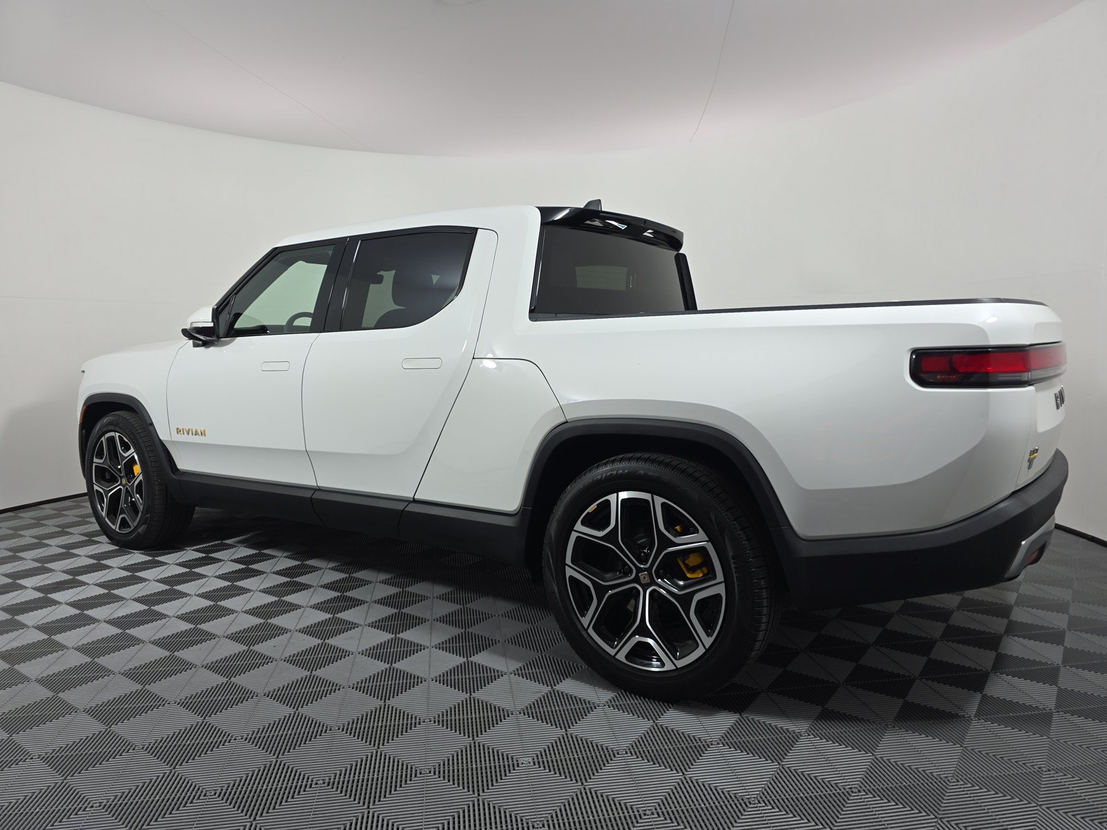 Used 2024 Rivian R1T Adventure AWD/4WD image 3