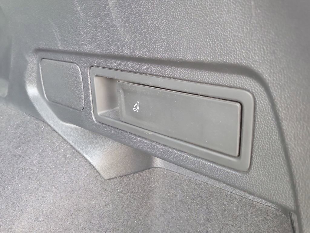 Used 2022 Volkswagen Tiguan SE image 11