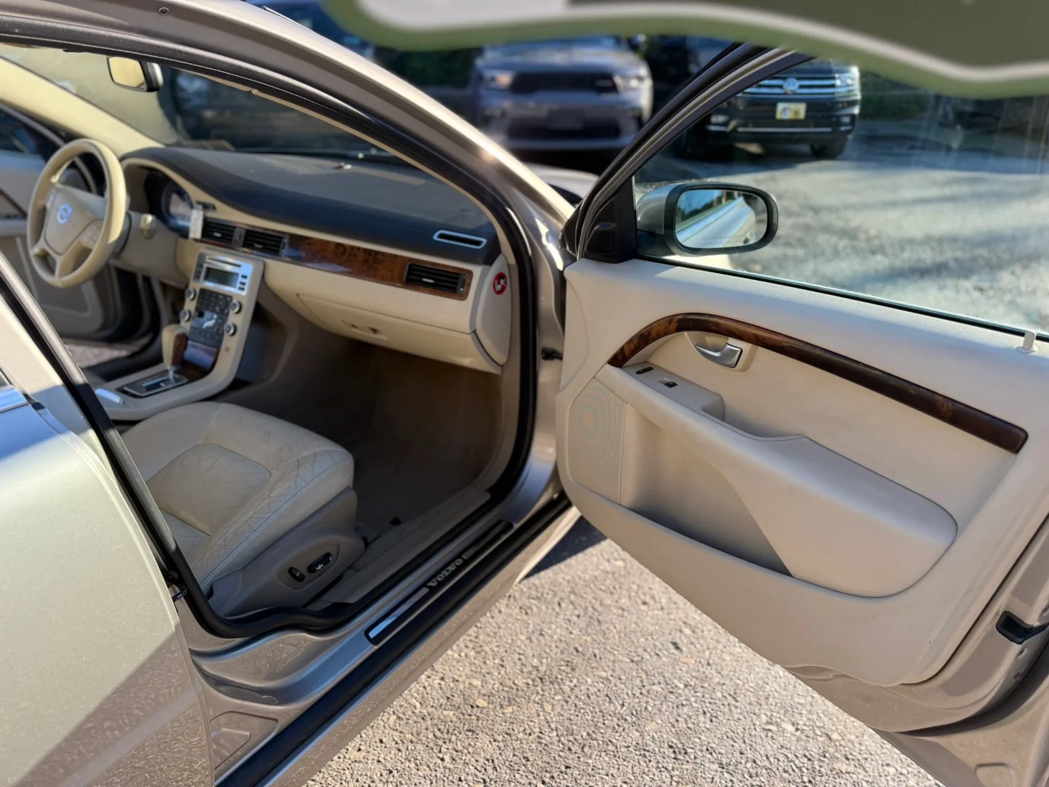 Used 2010 Volvo V70 R-Design FWD image 23