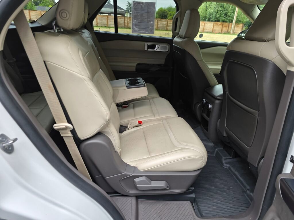 Used 2020 Ford Explorer Platinum w/ Premium Technology Package image 16